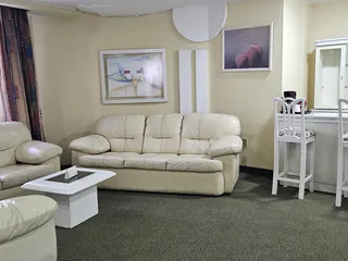 Sala de la Imperial, con sofás claros alrededor de la mesa baja