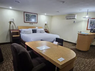 Zona de trabajo de la Junior, con la mesa y las butacas