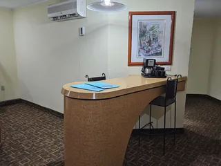 Barra de la Junior, con banco y cafetera