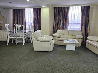 Zona de estar de la Master, con sofás claros y sillas