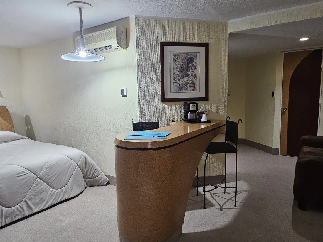 Habitación Senior: cama King y la barra curva de servicio