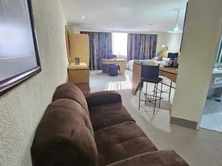 Sala de la Senior, con el sofá en primer plano y la habitación al fondo
