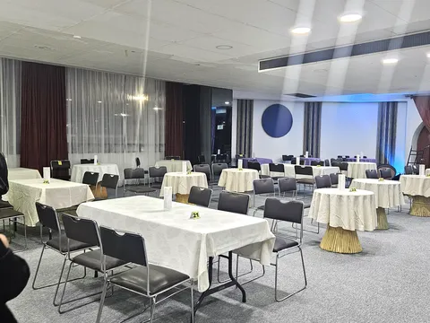 Salón montado para banquete en el Hotel Real del Sur