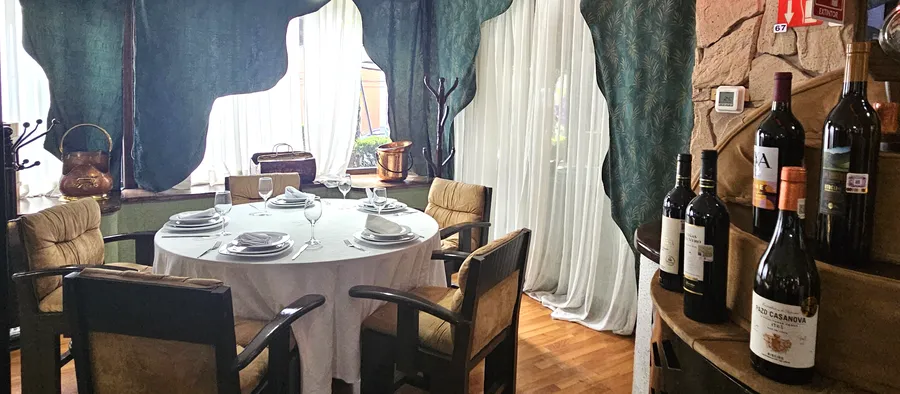 Mesa servida en el restaurante La Cava del Duque